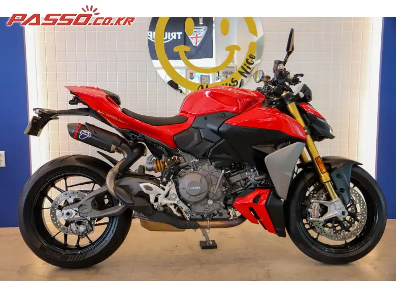 Ducati Streetfighter V2