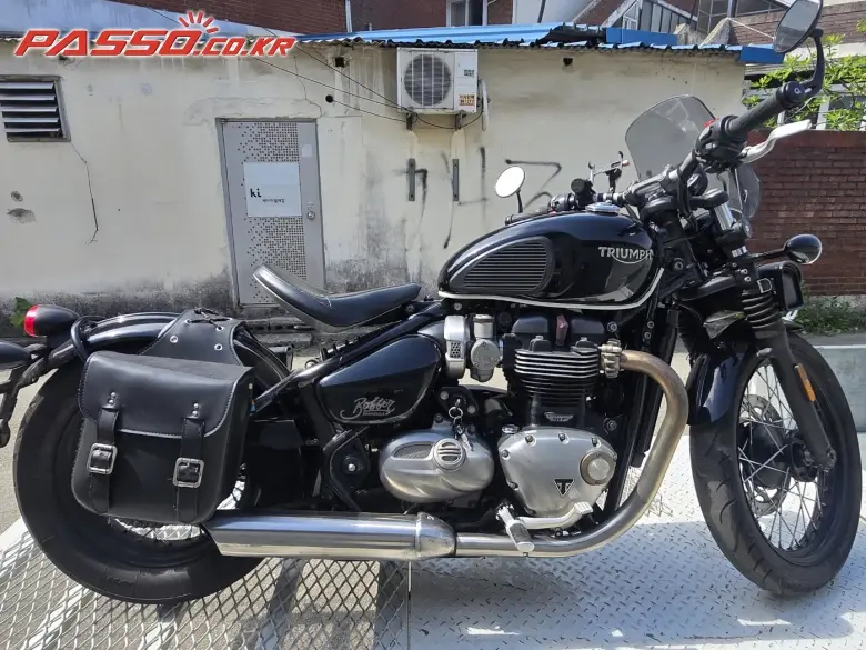 Triumph Bonneville Bobber Black