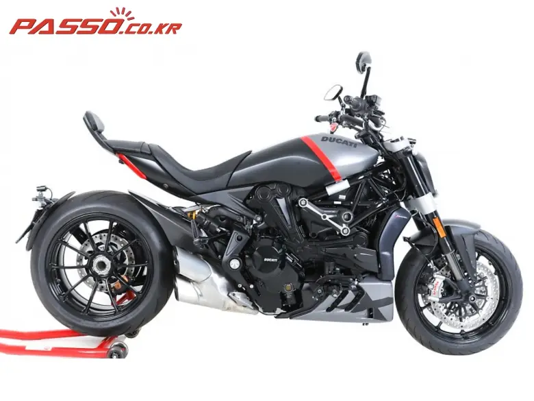 Ducati X Diavel Black Star