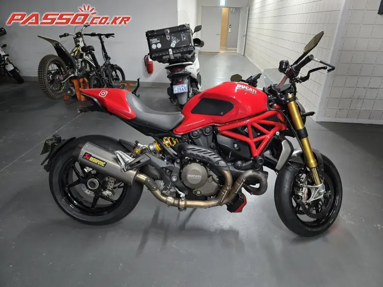 Ducati Monster 1200 S