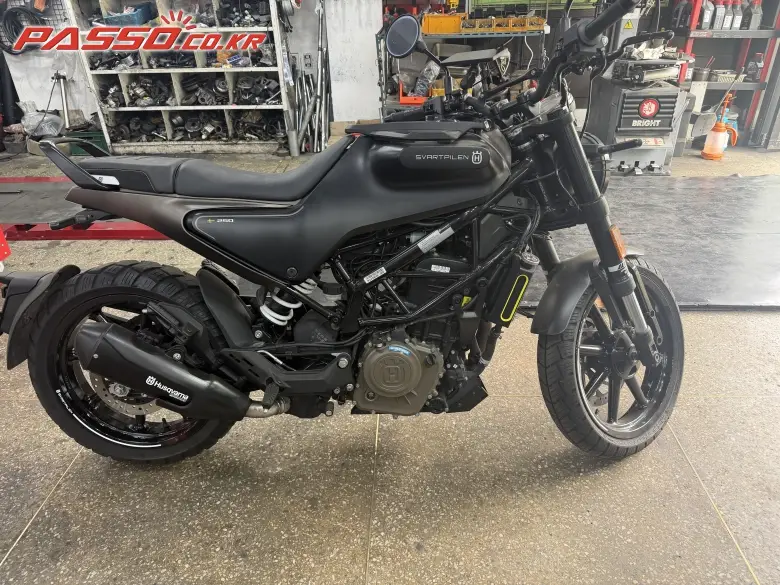 Husqvarna Svartpilen 250