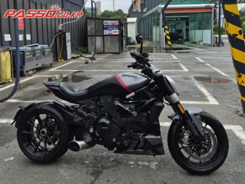 Ducati X Diavel Black Star