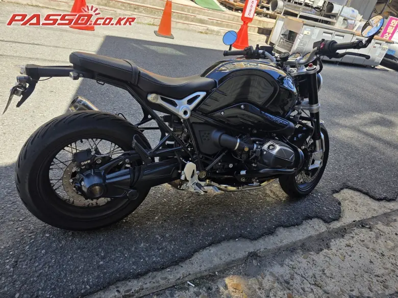 BMW R Nine T