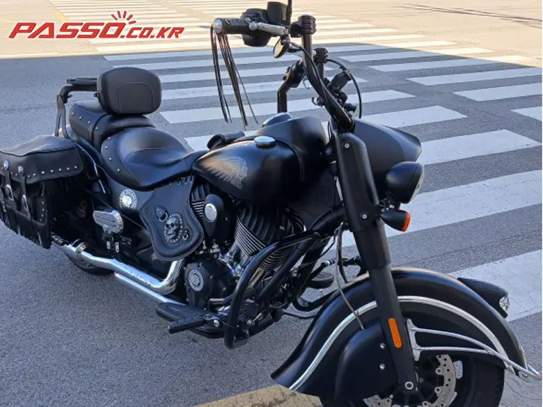 Indian Motorcycle Chief Black Hawk Dark