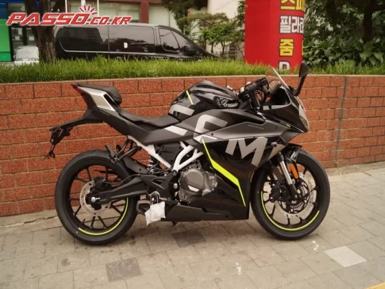 CFMoto 300 SR