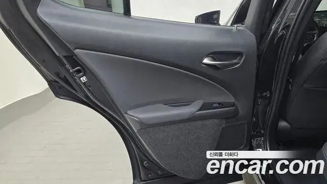 Lexus UX250h, 2023