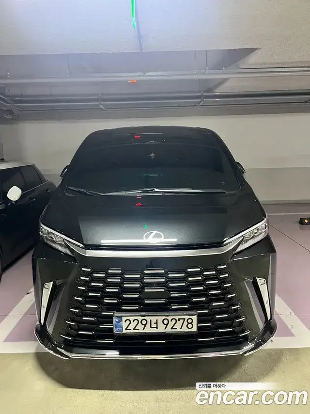 Lexus LM, 2025