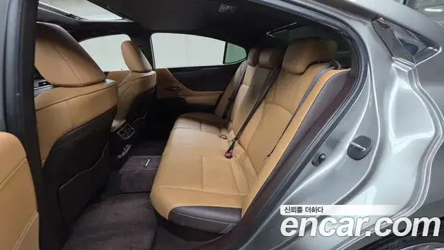Lexus ES300h, 2021