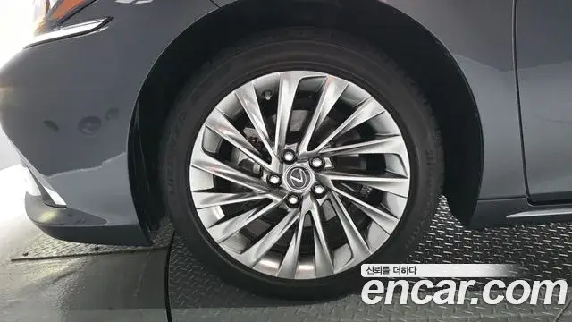 Lexus ES300h, 2025
