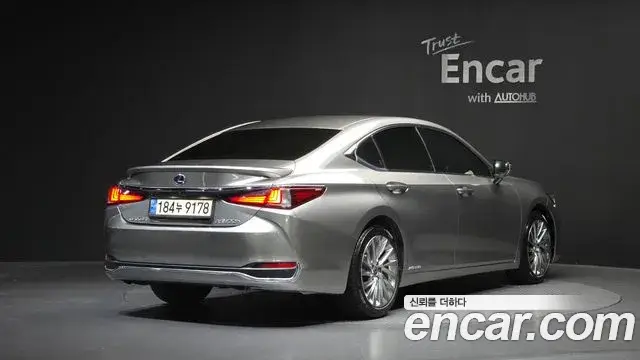 Lexus ES300h, 2021
