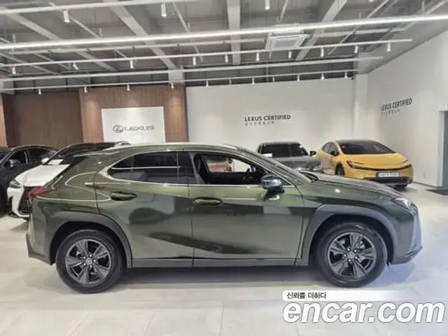Lexus UX300h, 2025