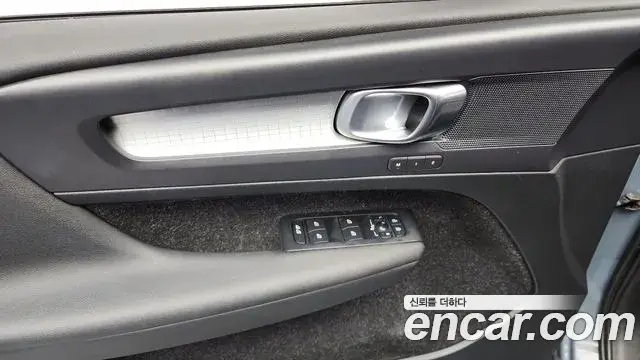 Volvo XC40 2020 — Photo 4/20