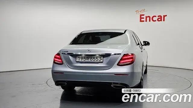Mercedes-Benz E-Class 2019 — ფოტო 13/20