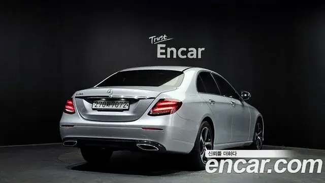 Mercedes-Benz E-Class 2020 — Photo 18/20