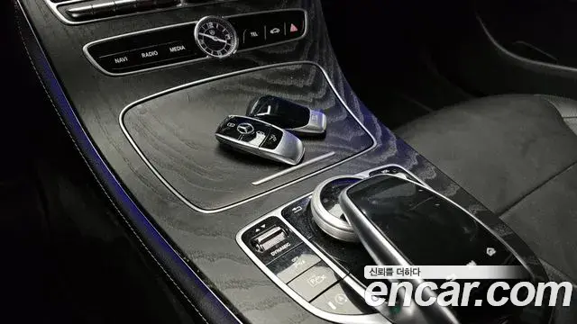 Mercedes-Benz E-Class 2020 — Photo 16/20