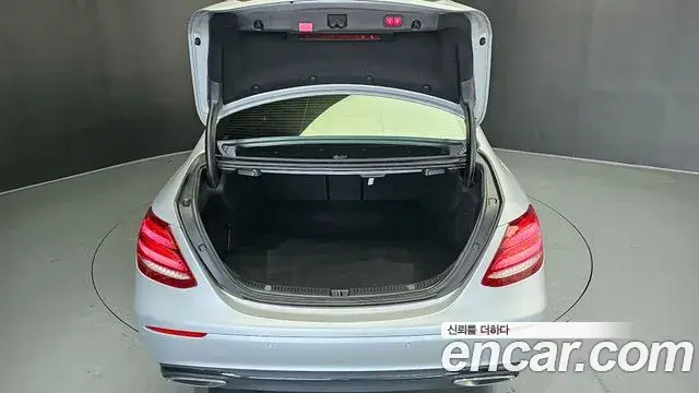 Mercedes-Benz E-Class 2020 — Photo 8/20