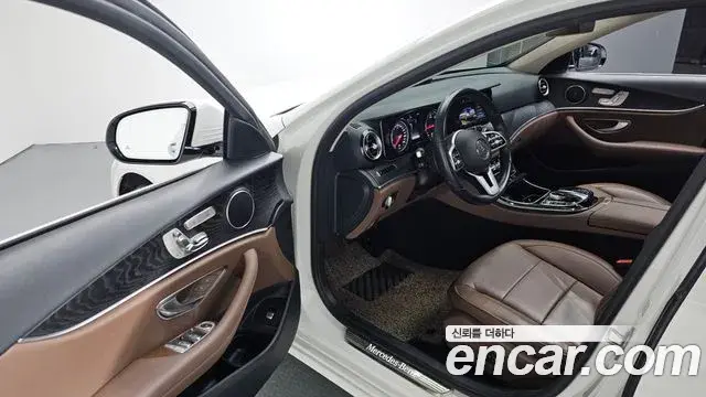 Mercedes-Benz E-Class 2020 — Фото 11/20