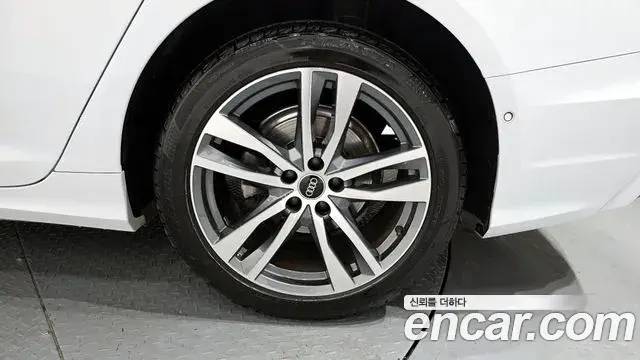 Audi A6 2022 — ფოტო 14/20