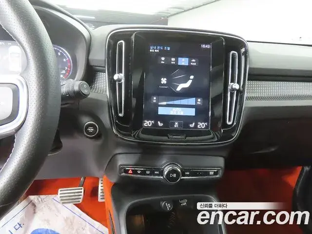 Volvo XC40 2018 — Photo 2/20