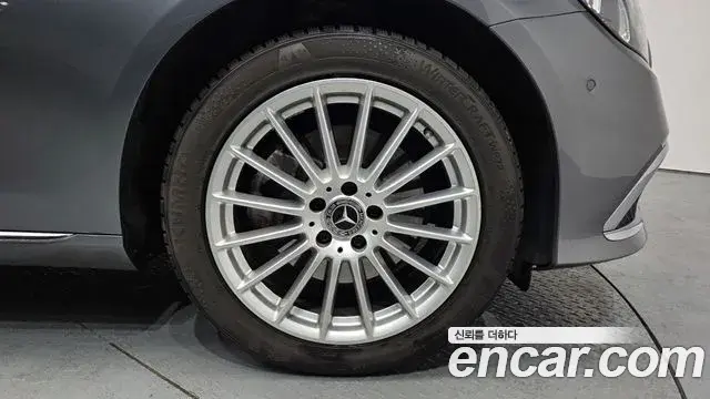 Mercedes-Benz E-Class 2021 — ფოტო 17/20