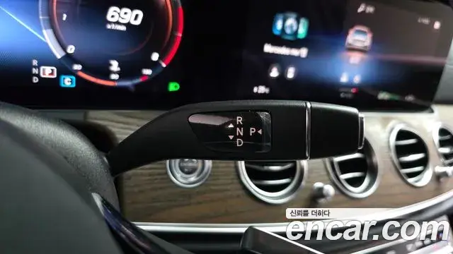 Mercedes-Benz E-Class 2021 — ფოტო 19/20