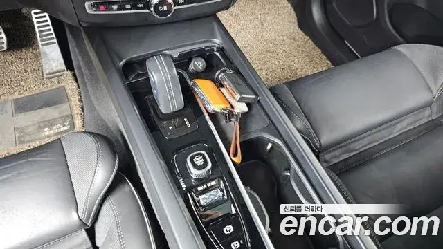 Volvo XC60 2020 — Photo 18/20