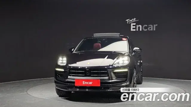Porsche Macan 2023 — ფოტო 14/20