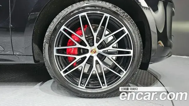 Porsche Macan 2023 — ფოტო 4/20