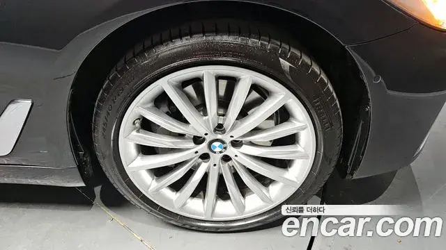 BMW 5 Series 2023 — ფოტო 19/20