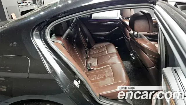 BMW 5 Series 2023 — ფოტო 18/20