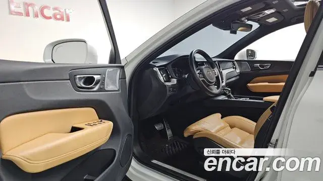 Volvo XC60 2019 — Photo 18/20