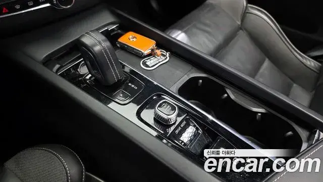 Volvo XC60 2020 — Şəkil 18/20