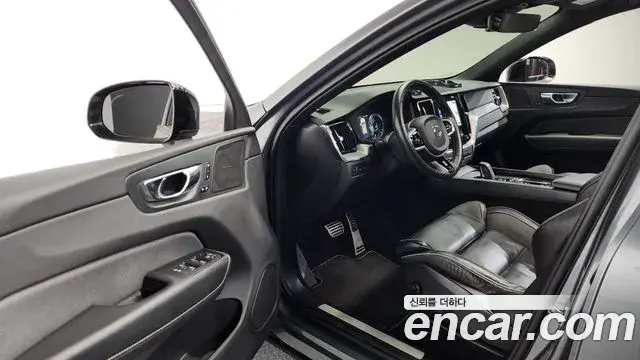 Volvo XC60 2020 — Photo 8/20