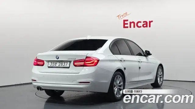 BMW 3 Series 2018 — ფოტო 23/30