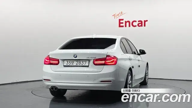 BMW 3 Series 2018 — ფოტო 24/30