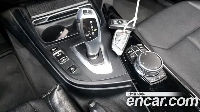 BMW 3 Series 2018 — ფოტო 17/30