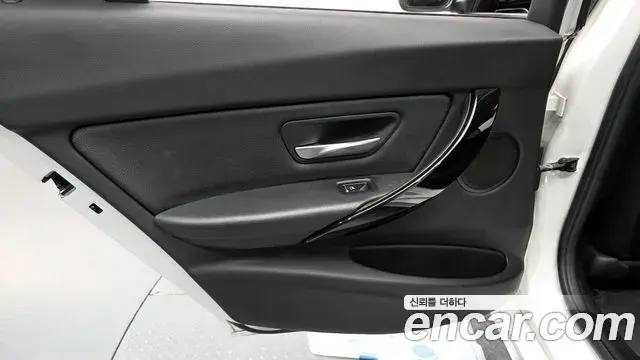 BMW 3 Series 2018 — ფოტო 27/30