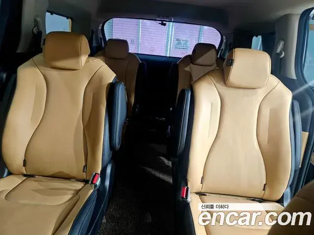 Kia Carnival 2023 — Фото 17/20