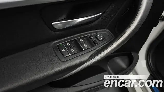 BMW 3 Series 2018 — Şəkil 28/33