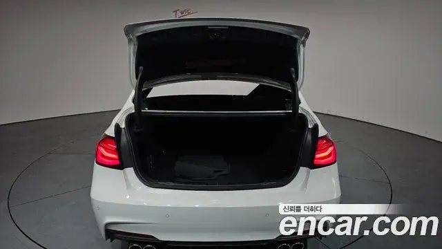 BMW 3 Series 2018 — Şəkil 19/33