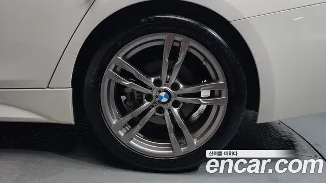 BMW 3 Series 2018 — Şəkil 29/33
