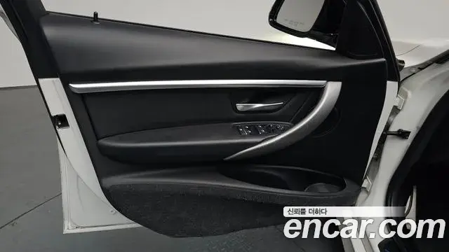 BMW 3 Series 2018 — Şəkil 17/33