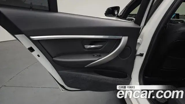 BMW 3 Series 2018 — Şəkil 9/33