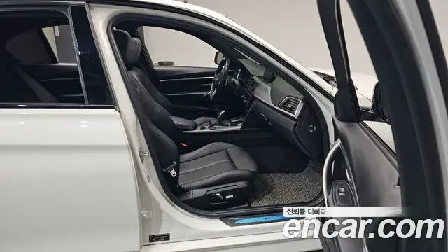BMW 3 Series 2018 — Şəkil 12/33