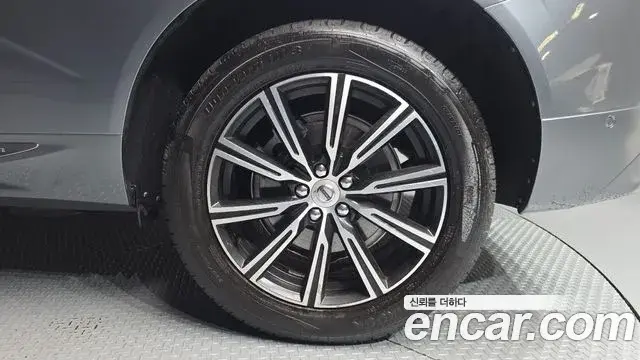 Volvo XC60 2018 — ფოტო 13/20
