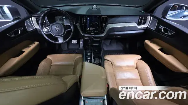 Volvo XC60 2018 — ფოტო 10/20