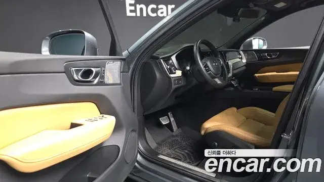 Volvo XC60 2018 — ფოტო 19/20