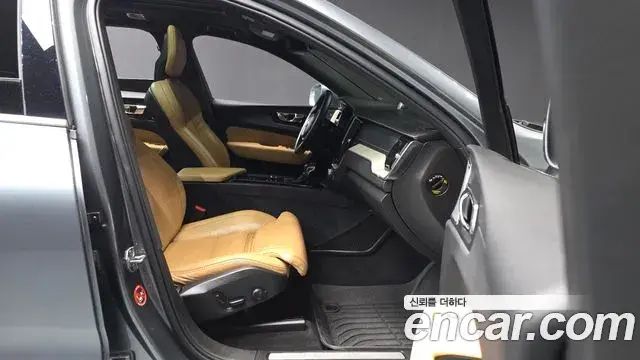 Volvo XC60 2018 — ფოტო 9/20