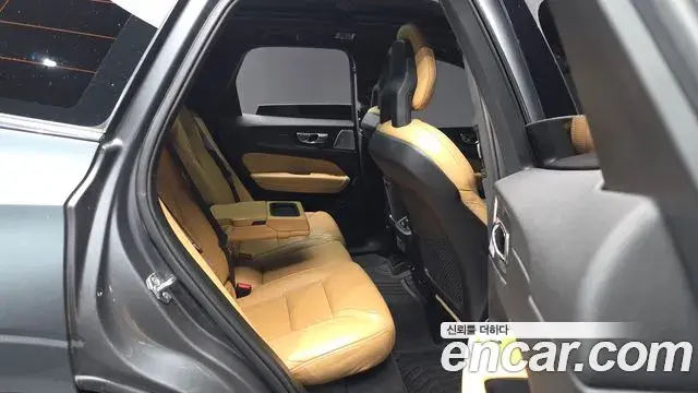 Volvo XC60 2018 — ფოტო 4/20