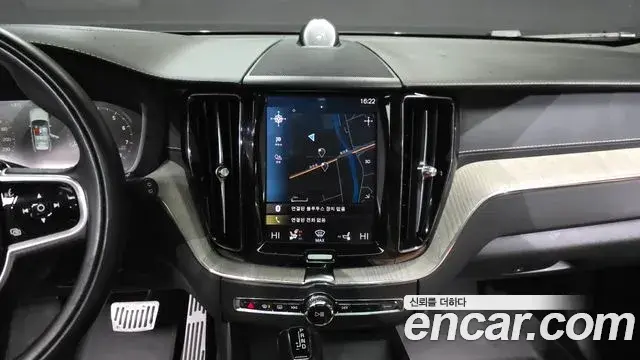 Volvo XC60 2018 — ფოტო 16/20
